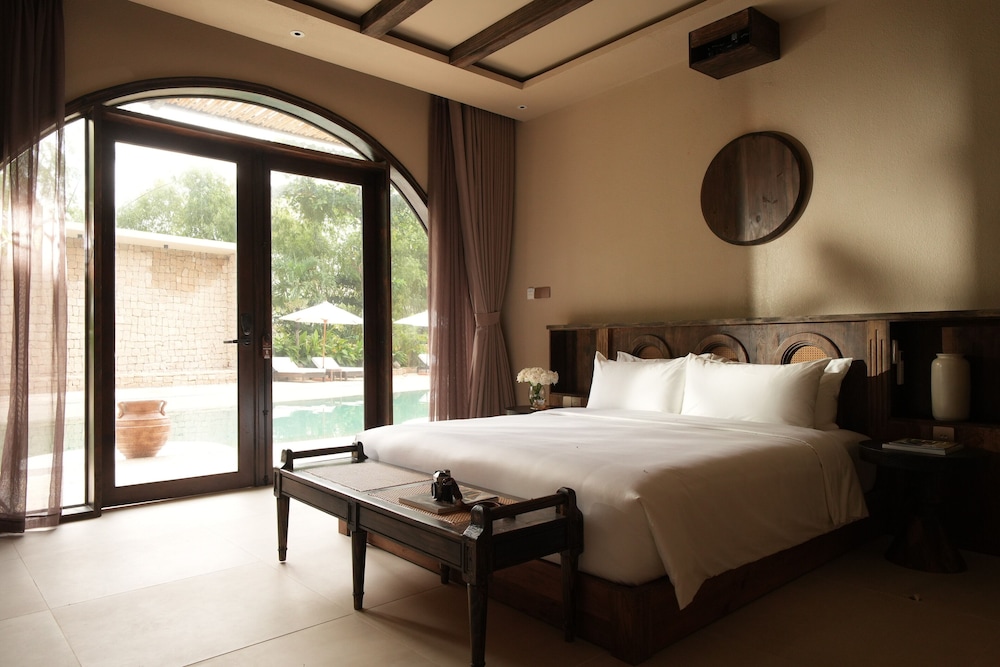 Deluxe Room, 1 Queen Bed, Pool View