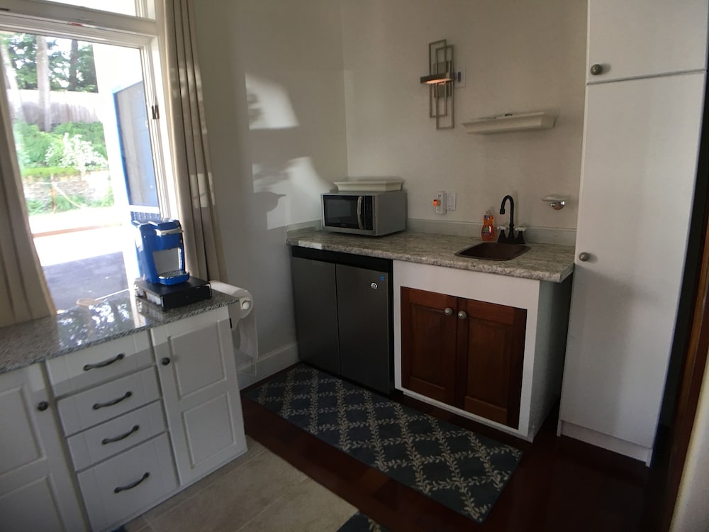 8 Tannery Suite, Red Door, 1st Floor, 1 King Bed, No Pets
