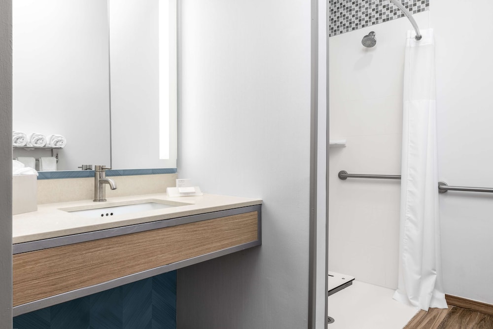 Room, Accessible - Photo 9
