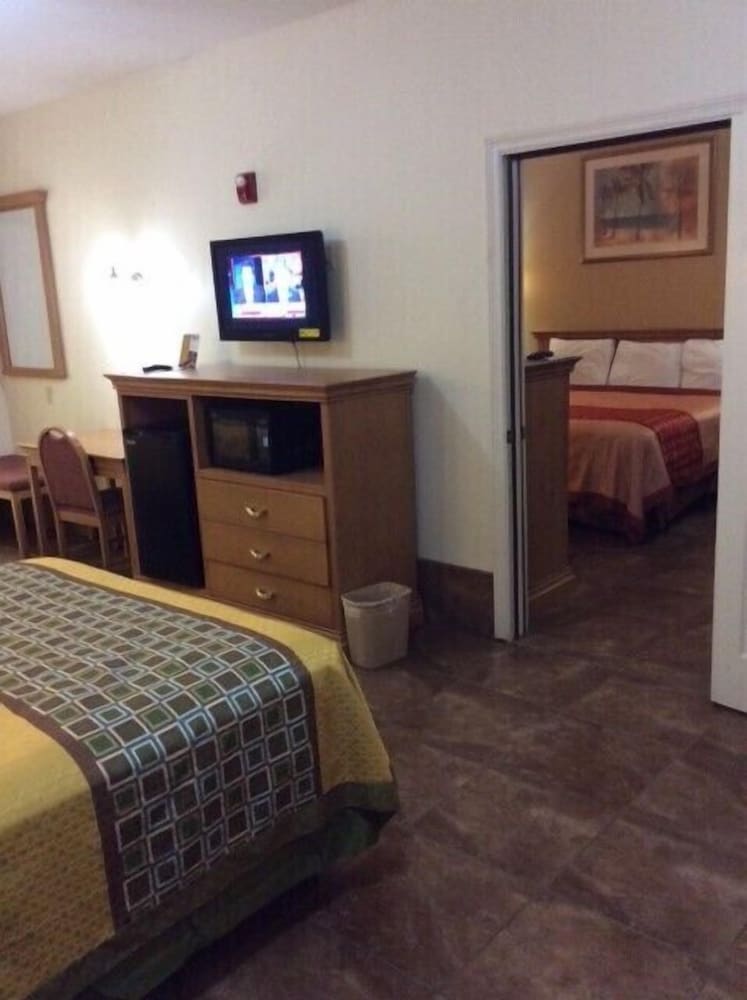 Deluxe Room, 2 Queen Beds, Smoking - Photo 23