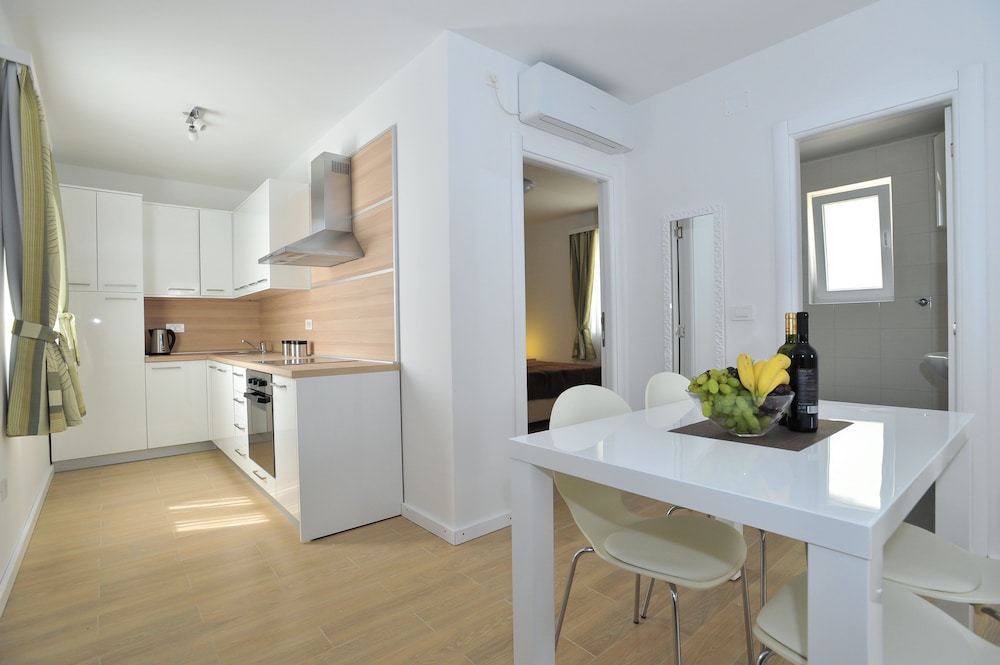 Apartment, 2 Bedrooms, Terrace photo 3