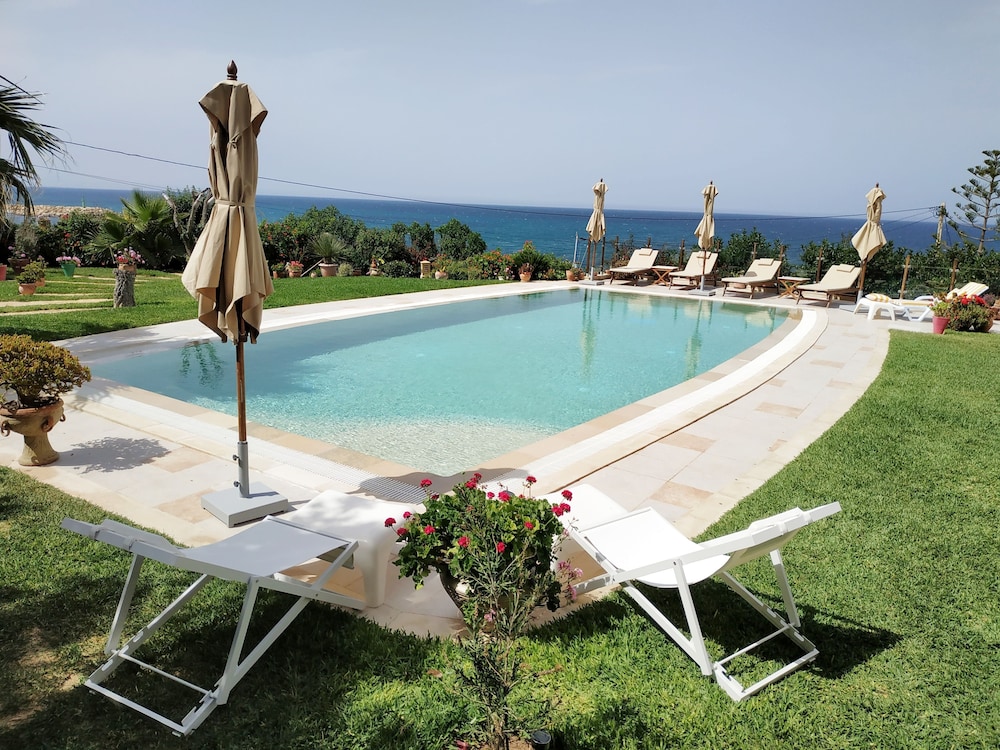 Signature Apartment, Sea View (Nagi) photo 2