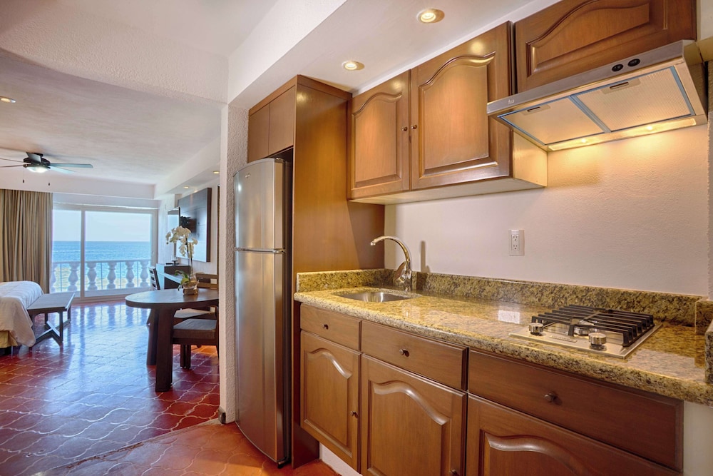 Deluxe Studio, 1 King Bed, Non Smoking, Ocean View (Kitchenette, Balcony) - Photo 10