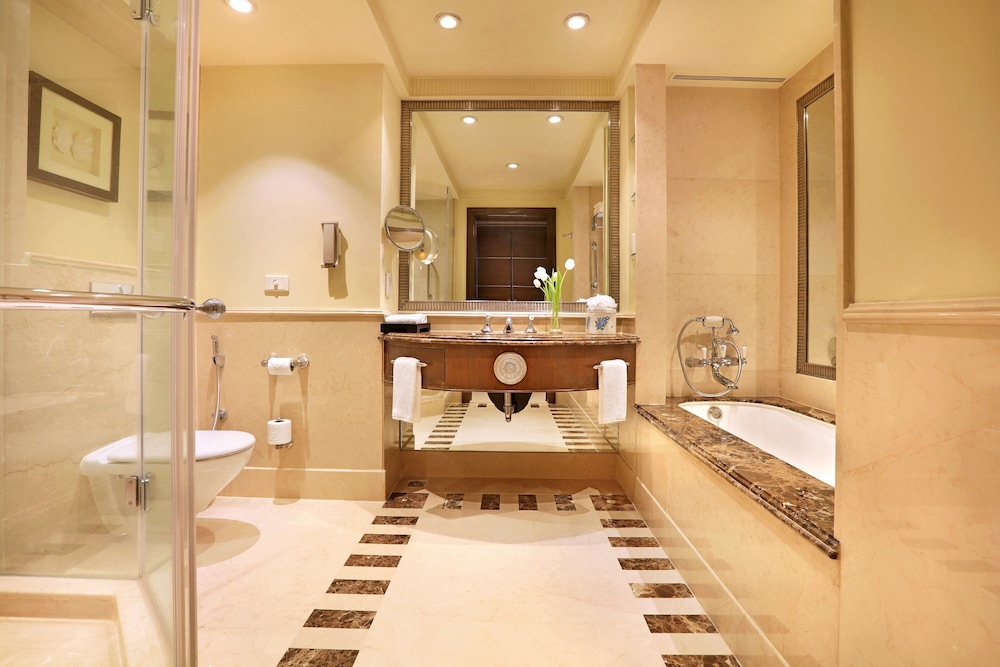 Executive Room, 1 King Bed, City View - Photo 6