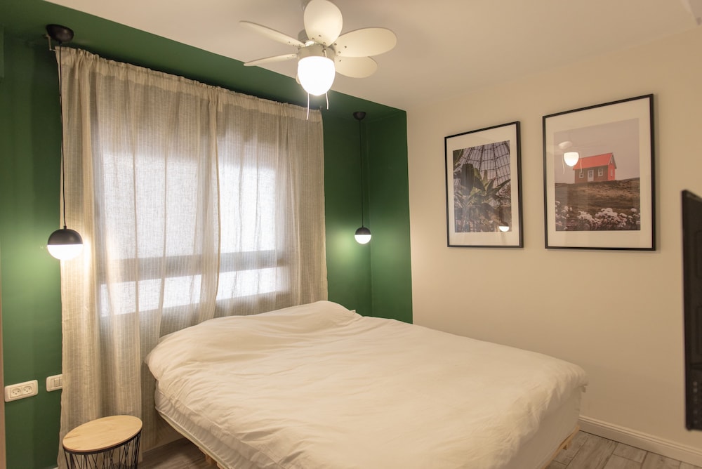 Studio apartment- no kitchen photo 3