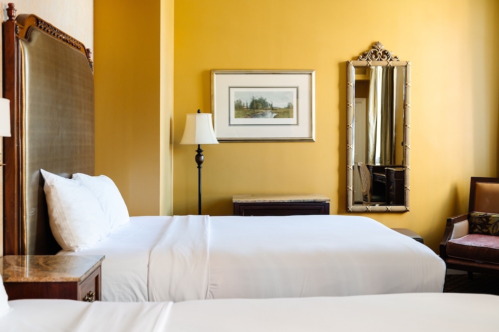 Double Queen Room (24/7 Front Desk) - Photo 16