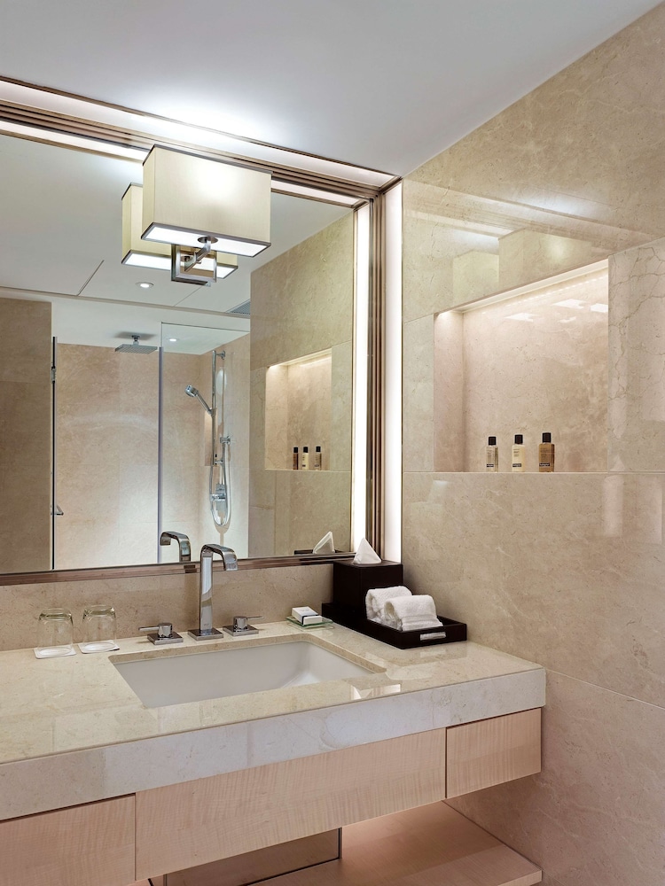 Deluxe Room, City View thumbnail 5