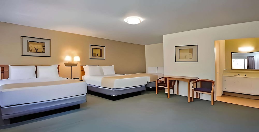 Standard Room, 2 Queen Beds, Non Smoking photo 2