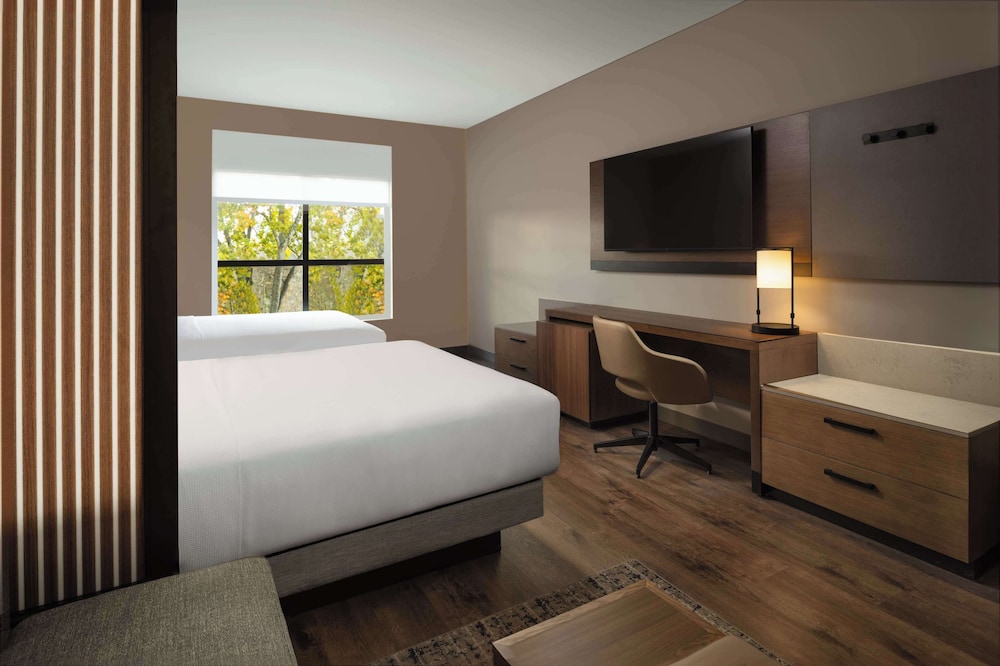 Room (2 Queen Beds & 1 Sofa Bed) - Photo 2