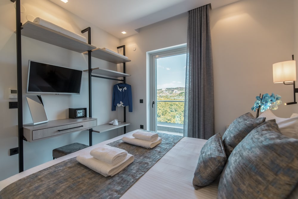 Deluxe Suite (Blue)