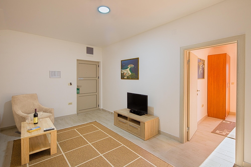 Apartment, 1 Bedroom, Partial Sea View, Sea Facing photo 3