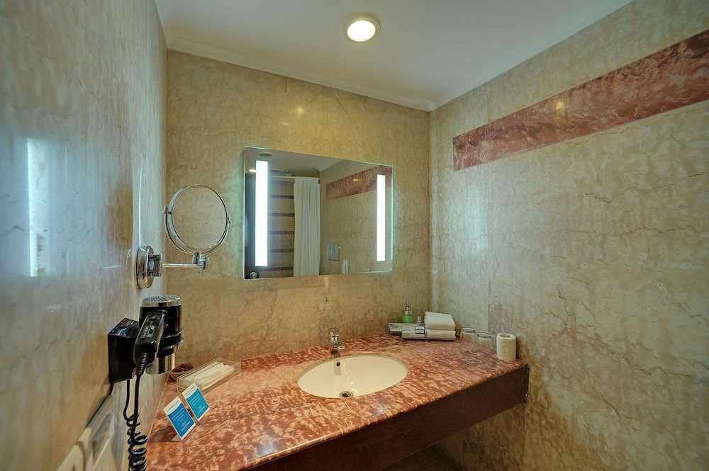 Deluxe Room, Multiple Beds, City View - Photo 4