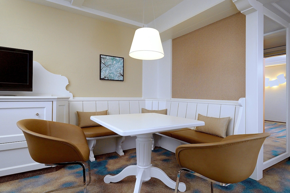 Junior Suite, 1 King Bed with Sofa bed - Photo 4