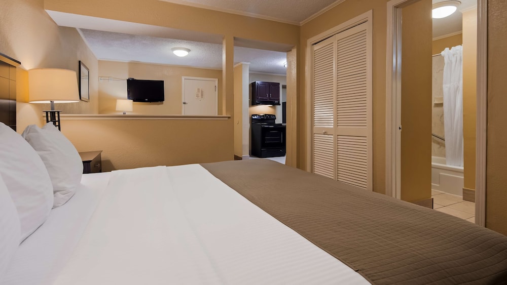 Standard Room, 1 Queen Bed, Non Smoking, Refrigerator & Microwave (2nd Floor) - Photo 1