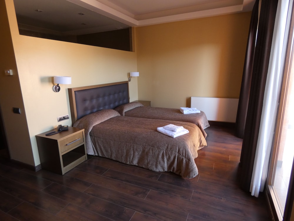 Standard Twin Room - Photo 5