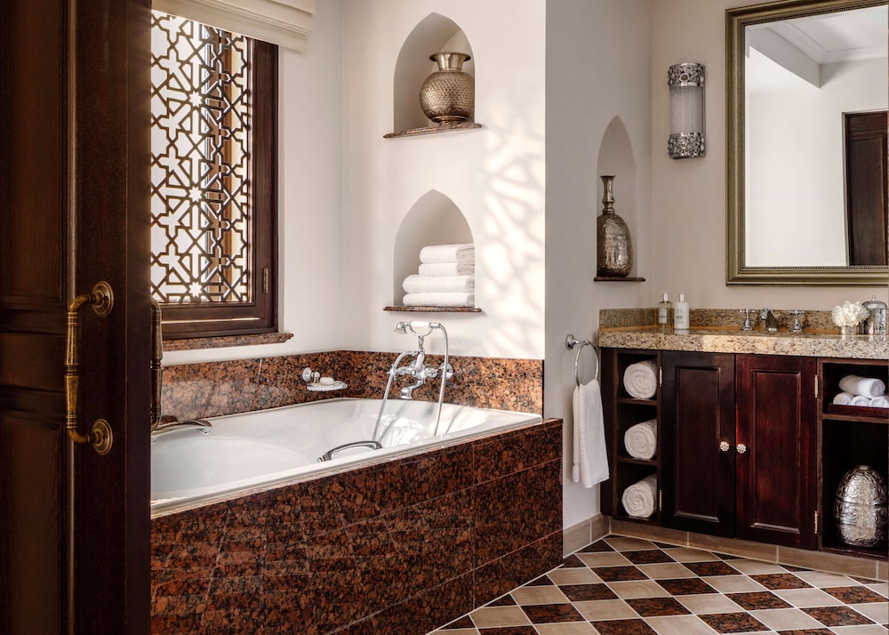 Arabian Court Prince Suite - includes DRIFT Beach Club Access, Host Service - Photo 2
