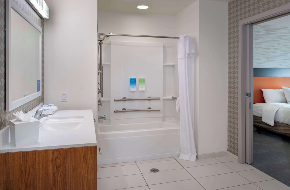 Suite, 1 King Bed, Accessible, Bathtub photo 1
