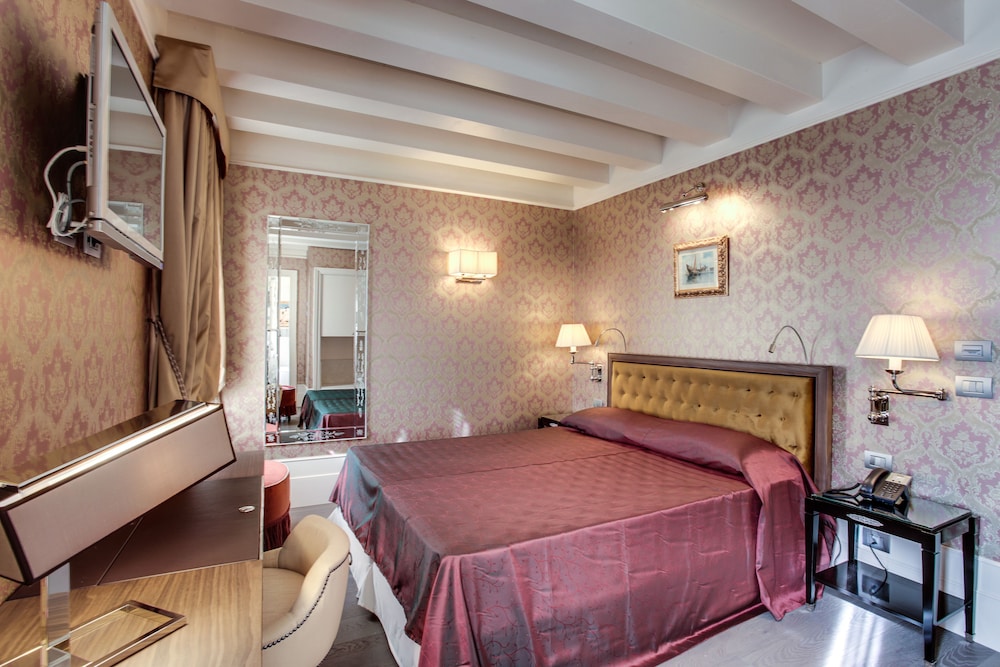 Classic Double or Twin Room, Canal View