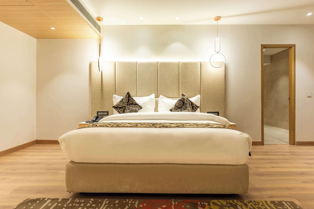 Executive Suite, 1 King Bed, Non Smoking (Separate Living Room)