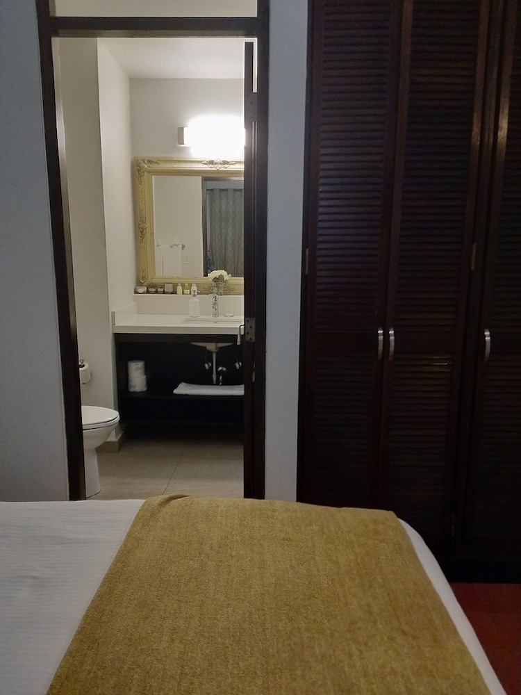 Standard Room, 2 Queen Beds - Photo 3