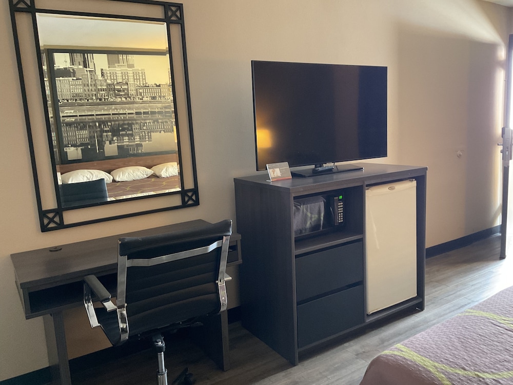 Standard Room, 1 King Bed, Accessible photo 1