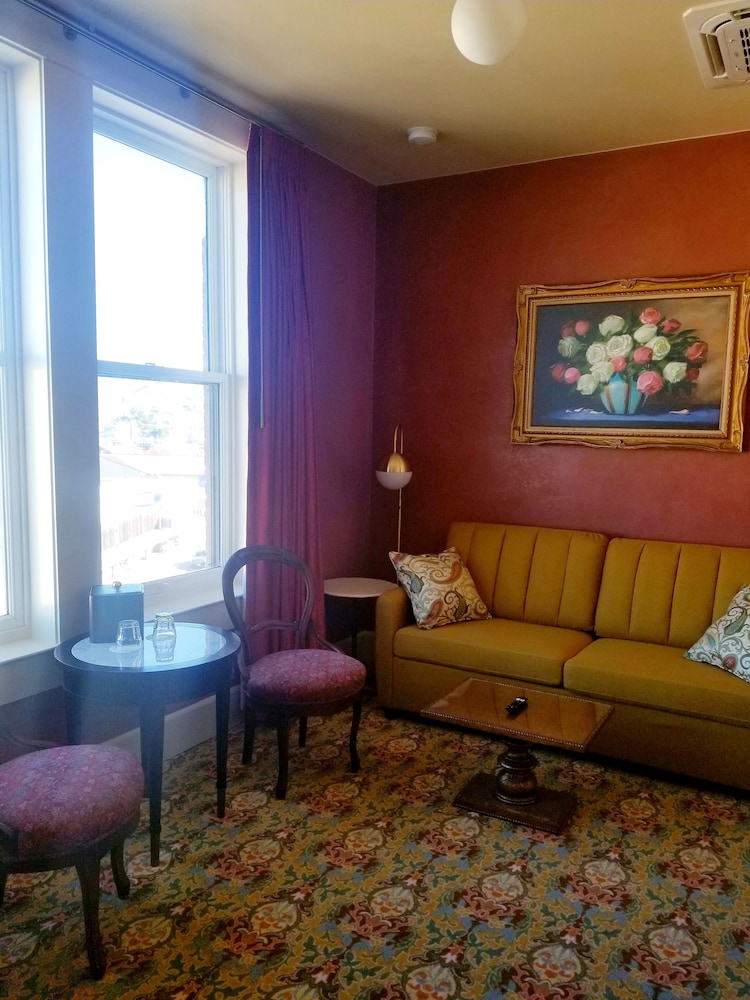 Suite, 1 King Bed - Photo 2