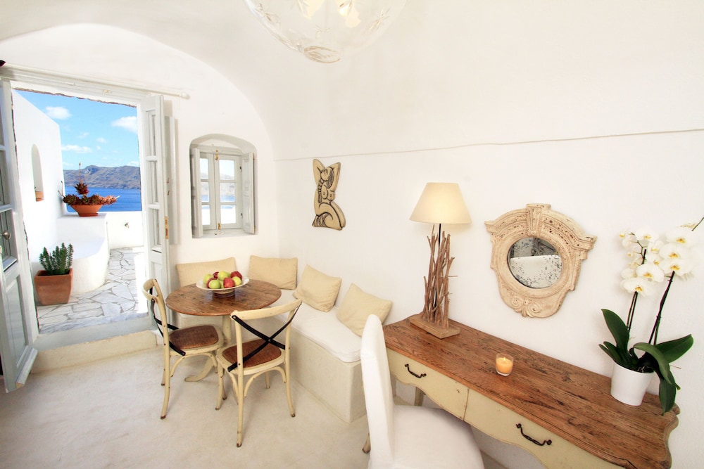 Deluxe Two-Bedroom Cave Suite with Hot Tub and Caldera View (Lavender) photo 3