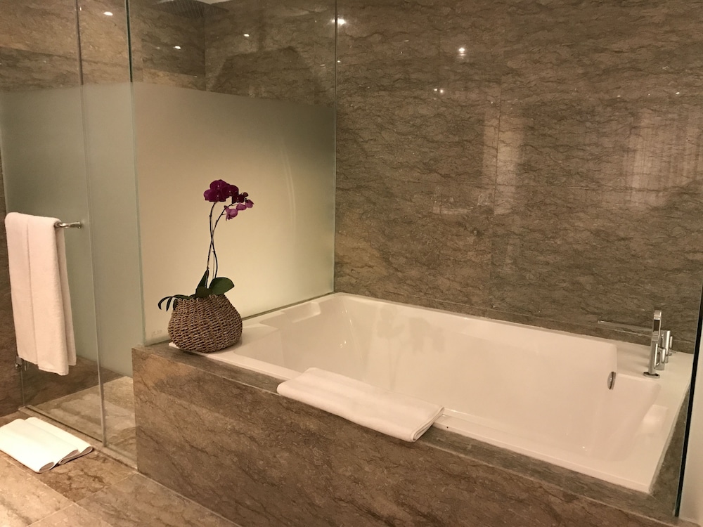 Suite, 1 King Bed, City View photo 2