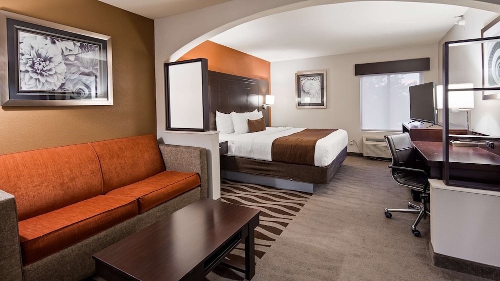 Suite, 1 King Bed, Non Smoking, Refrigerator & Microwave - Photo 3