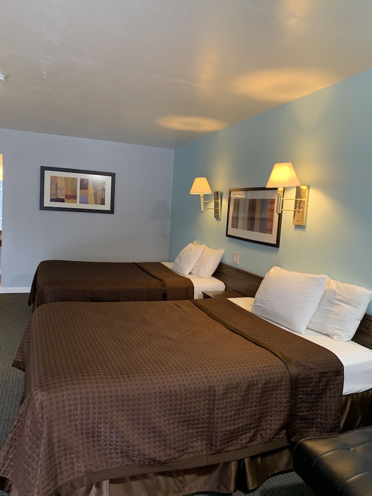 Standard Room, 1 Queen Bed photo 1
