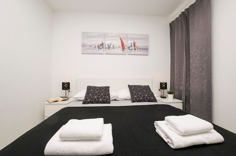 Room (S6)