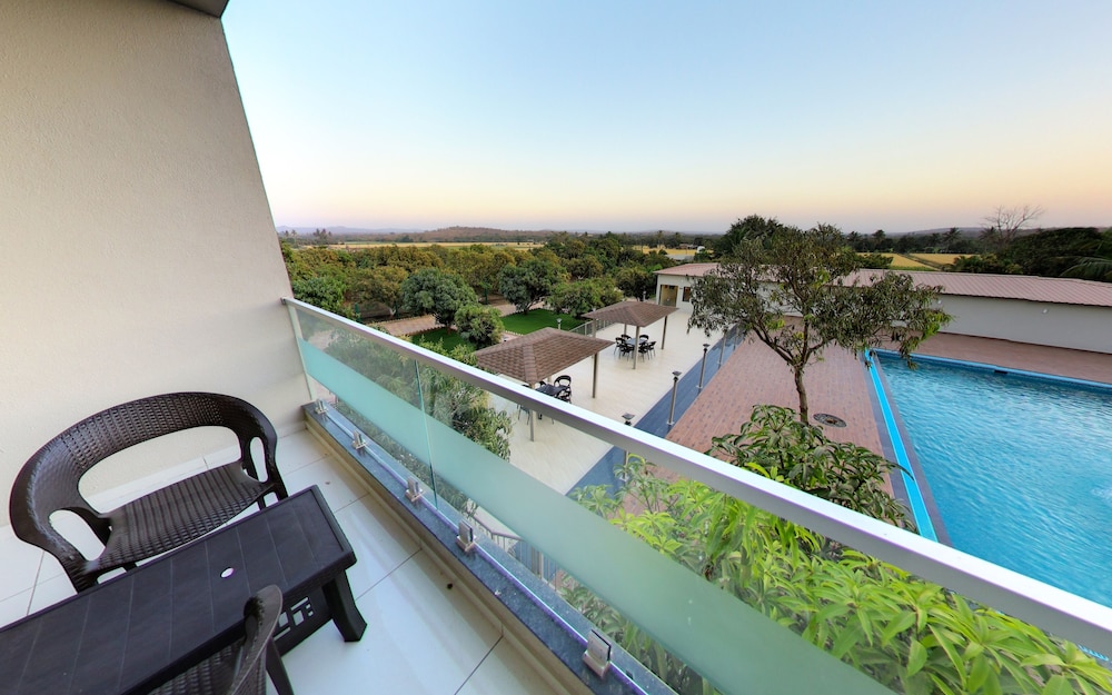 Luxury Room, Balcony - Photo 7