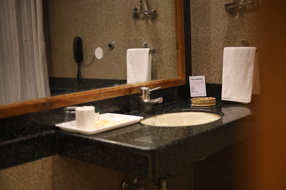 Deluxe Room - Mall road facing with Bathtub - Photo 9