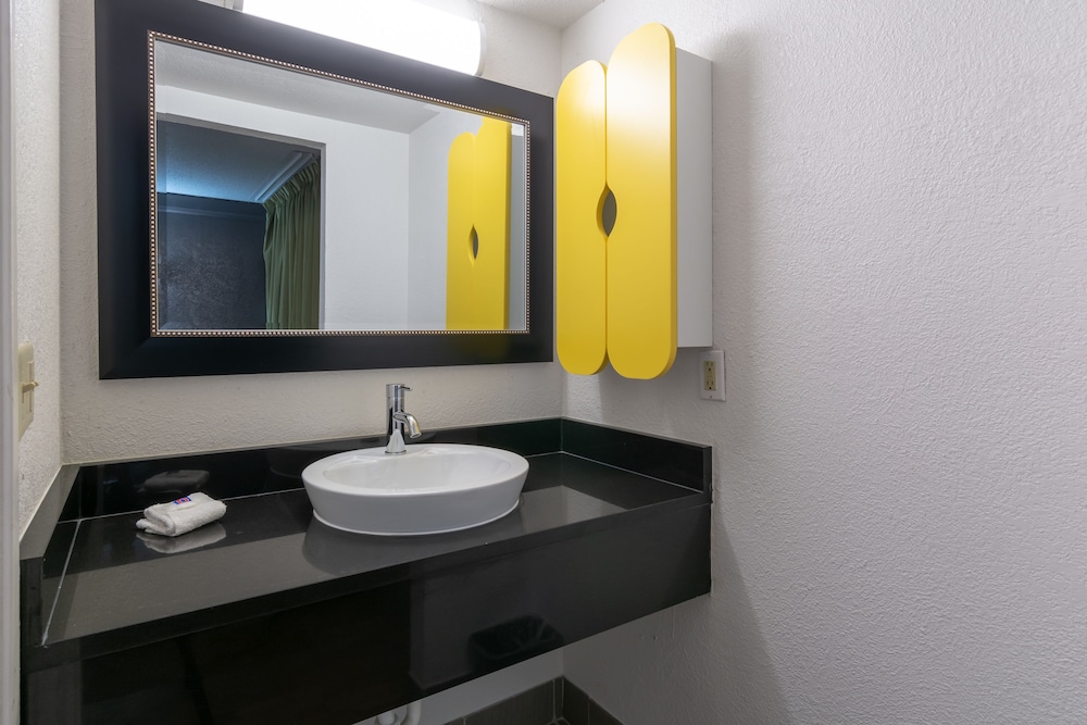 Deluxe Room, 1 King Bed, Accessible, Non Smoking - Photo 4
