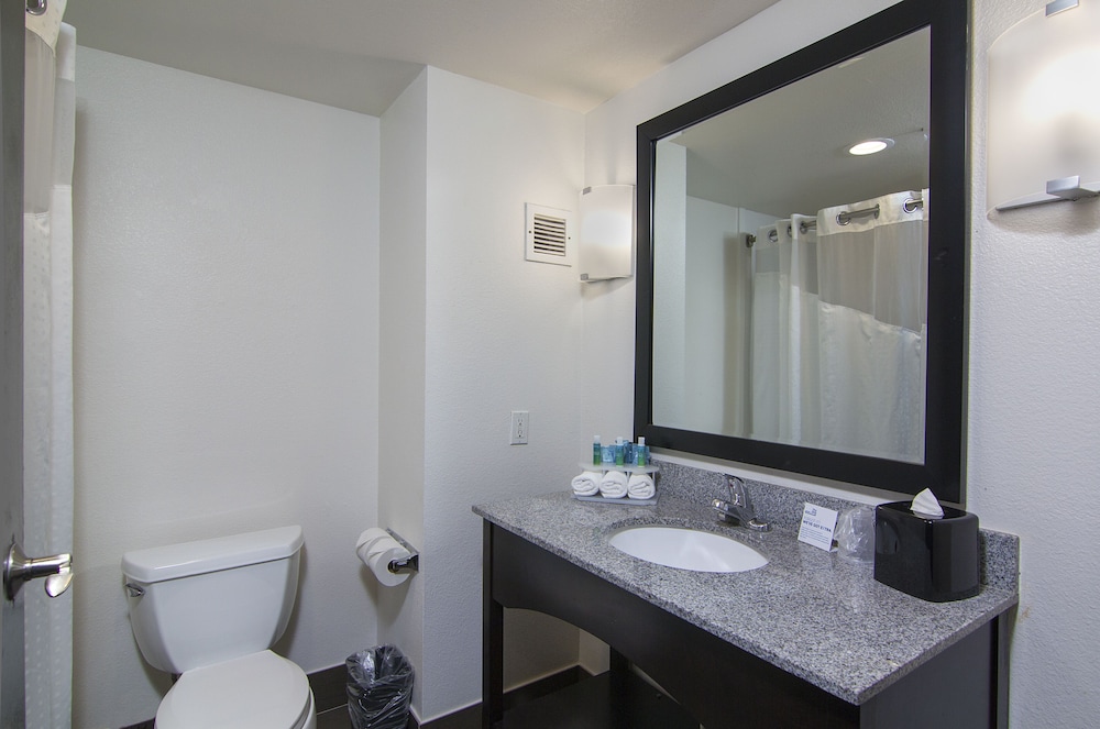 Suite, 2 Queen Beds, Balcony - Photo 5