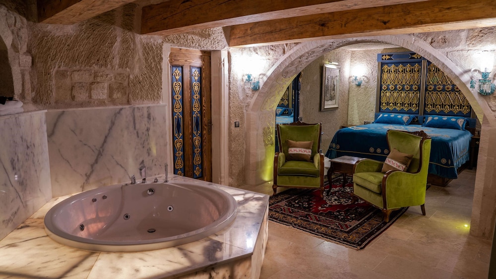 Premium Suite, 1 King Bed, Private Bathroom