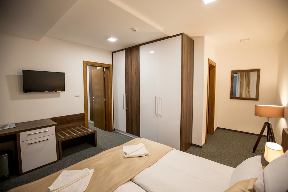 Superior Suite, Multiple Beds, City View photo 2