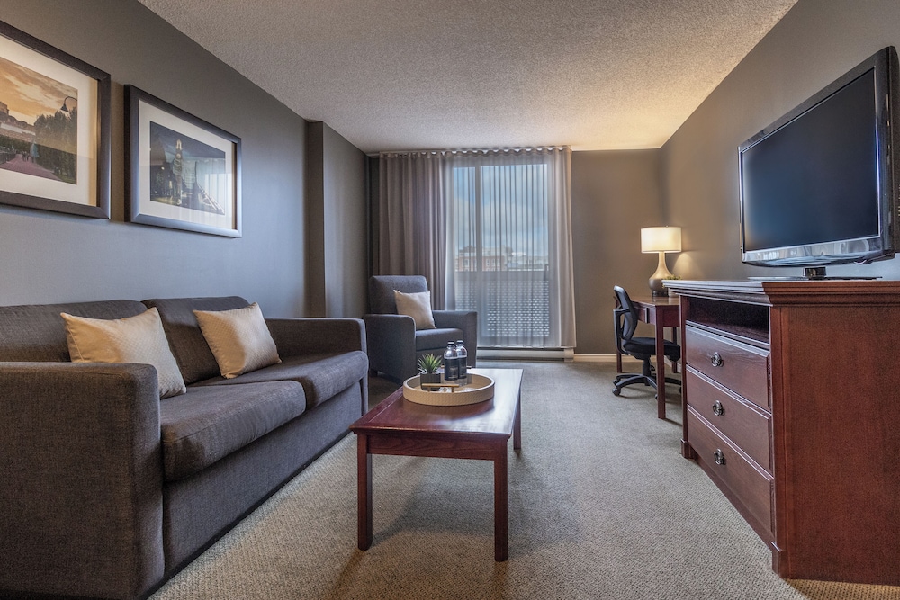 One Queen Bedroom Suite - Photo 6