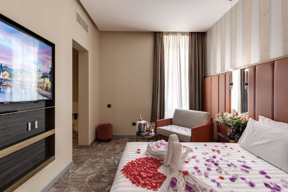 Triple Room thumbnail 5