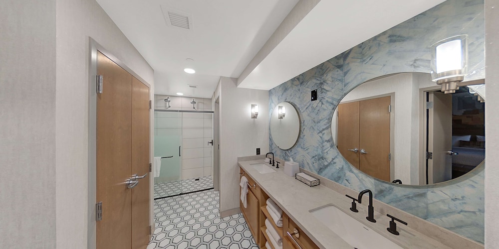 Suite, 1 Bedroom - Photo 9