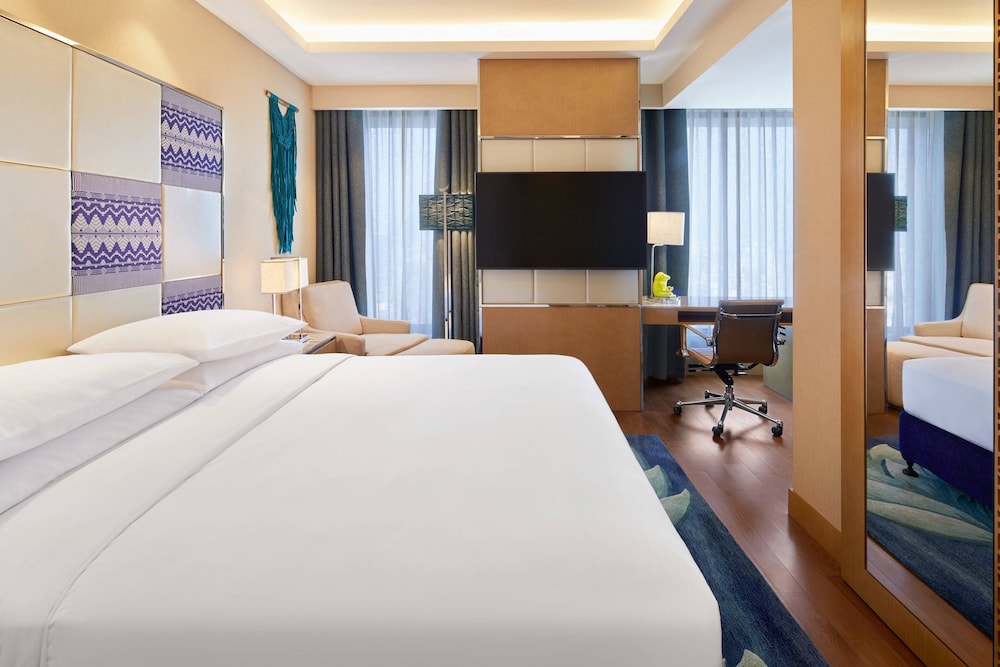 Club Room, 1 King Bed, City View - Photo 4