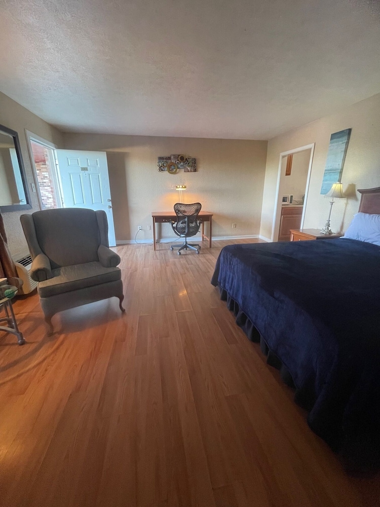 Deluxe Single Room, 1 Queen Bed, Non Smoking photo 2