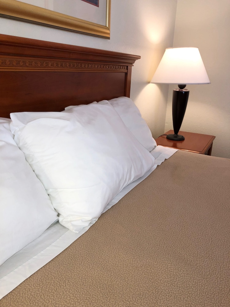 Deluxe Room, 1 Queen Bed photo 1