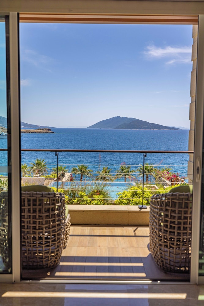 Deluxe Room, 1 King Bed, Balcony, Sea View