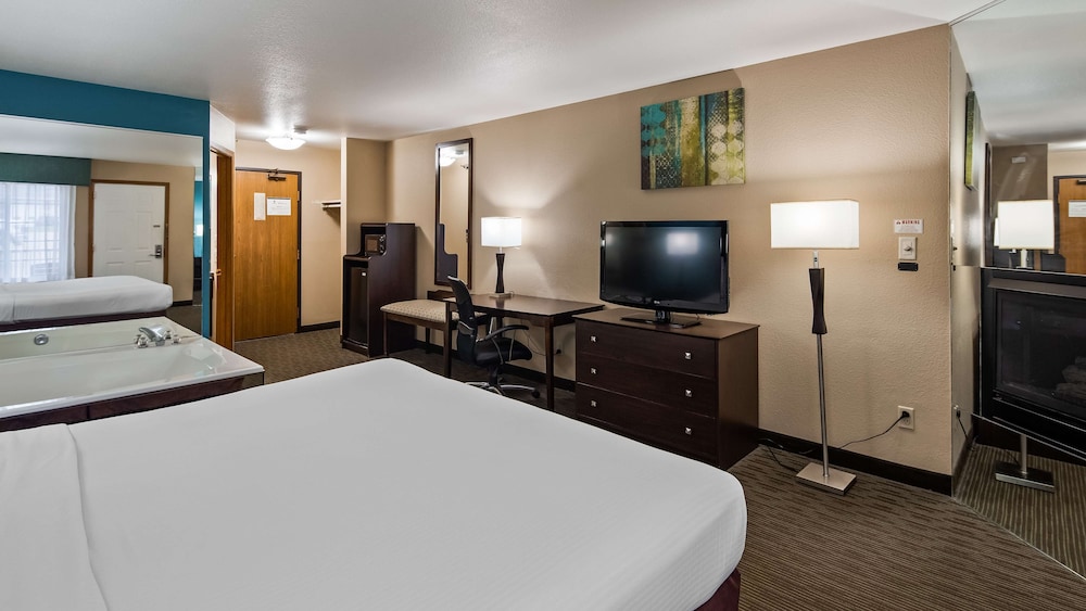 Standard Room, 1 King Bed, Non Smoking, Jetted Tub - Photo 3