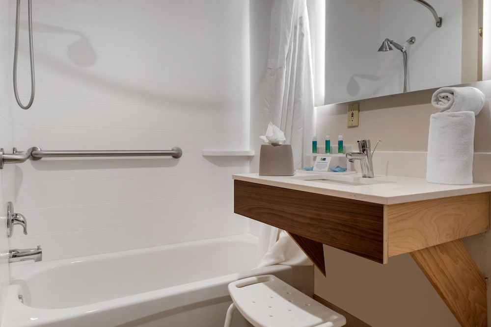 Suite, 1 King Bed, Accessible (Mobility, Accessible Tub) photo 2