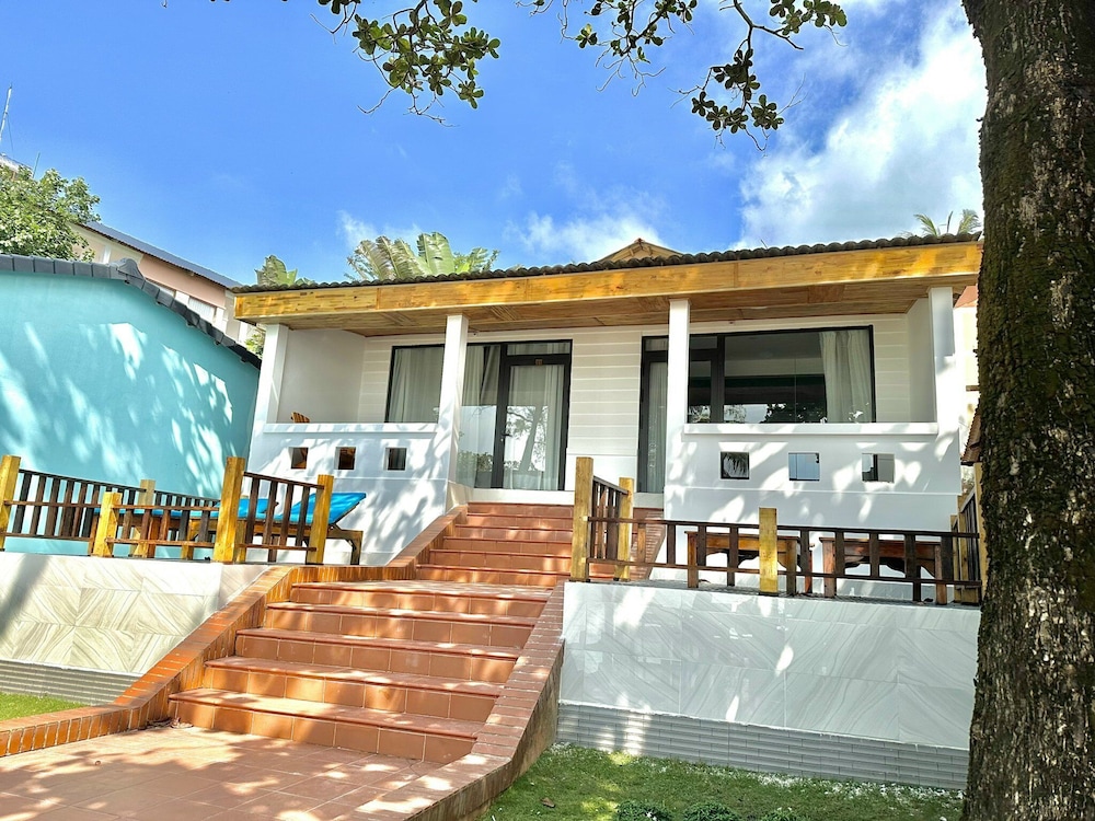 Luxury Bungalow, Beachfront