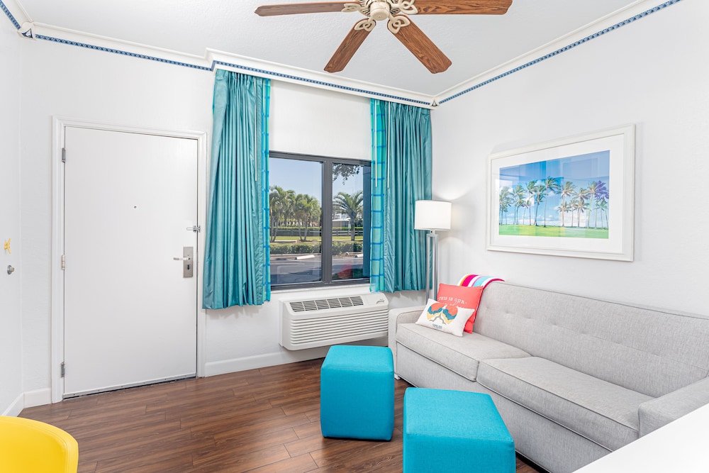 One Bedroom Queen Suite - Poolside - Photo 3