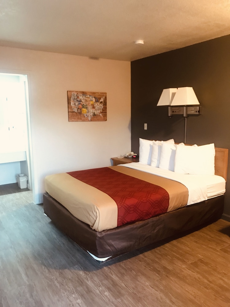 Standard Room, 1 Queen Bed, Non Smoking - Photo 2
