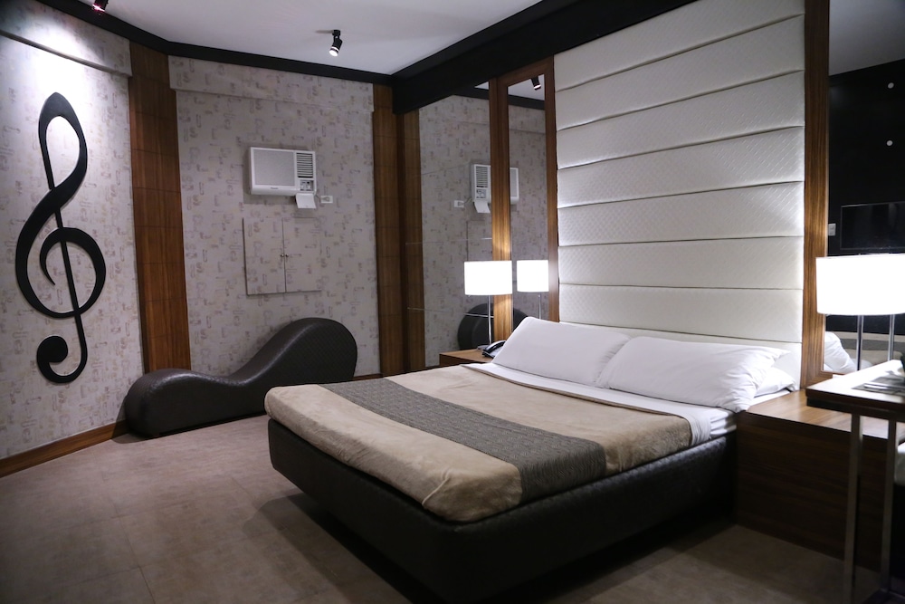Deluxe Room - Photo 5